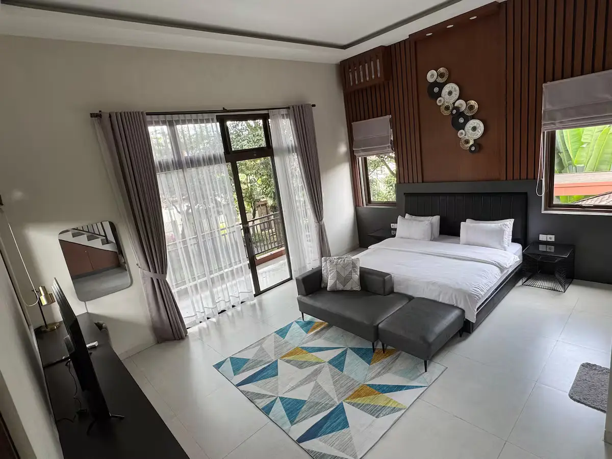 Bedroom 5 with a king bed, sofa bed and balcony doors