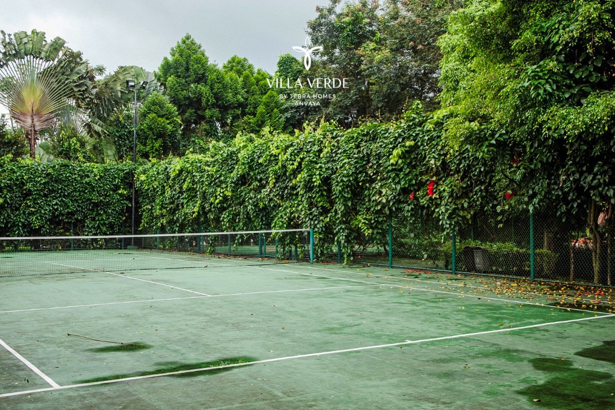 Tennis court within the estate grounds
